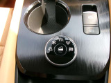 オートブレーキホールド。信号待ちなどの停車時に、ブレーキペダルを不に続けなくていなくても自動的にブレーキ力がキープされる機能です。アクセルペダルを踏めば、ブレーキが解除され発進が可能です。