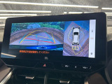 【パノラミックビューモニター】専用のカメラにより、上から見下ろしたような視点で360度クルマの周囲を確認することができます☆死角部分も確認しやすく、狭い場所での切り返しや駐車もスムーズに行えます。