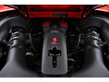 心臓部には3.9L V8ツインターボエンジンを搭載。670PSを発揮するフェラーリ製V8エンジンは、パフォーマンスはもちろん、精緻に仕上げられたエンジンルームからも特別感を感じていただけます。