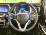 インテリアに合わせたデザインのステアリングは、運転される方のことも考え、運転しやすい形状、大きさです。是非一度、実際に触ってお確かめください。
