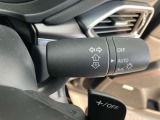 左右複数のLEDユニットを個別に自動点灯・消灯して照射範囲をコントロール。夜でも昼間のようにクリアな前方視界を確保するアダプティブ・LED・ヘッドライト(ALH)を装備。