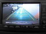 バックカメラの画像です。ガイドラインがスムースな車庫入れをサポートいたします。車庫入れの安心感がアップしますね。