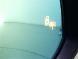 【BSM(ブラインドスポットモニター)】・・・隣の車線を走る車両をレーダーで感知。車両を感知するとドアミラーに搭載されたLEDインジケーターが点灯。