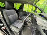 運転席まわりには十分なスペースがあり、大柄な方でもゆったり運転していただける環境です。