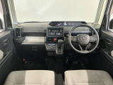 【インパネ】運転のしやすさを最優先に設計された見晴らしの良いフロントビュー。車両間隔が掴みやすく狭い道でも安心♪「安全」と「品質」を最優先に、安心してお乗りいただけるクルマを提供いたします。