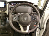ハンドルにHondaセンシング系のクルーズコントロールやレーンキープアシストなどのスイッチと、オーディオの操作スイッチが装備されています。ハンドルから手を離さず安全に操作できます。