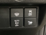 VSA装備車です。VSAはドライバーの操作と車の動きを見守っています。もし車の挙動が乱れたとき、4輪別々にブレーキをかけたり、エンジンパワーをしぼることによって車を安定させます。