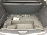開けたまま固定できるボードと、深さのあるアンダートレイ。両手でスムーズに荷物を出し入れでき、洗車用品や小物を隠して収納可能。荷室を無駄なくスマートに活用できる利便性の高さが魅力です。