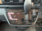オートエアコンでパネルタッチするだけで操作が可能です(^^)☆AUTOにすれば簡単に車内の空調を快適に調整してくれます♪嬉しいシートヒーター付き(^^)