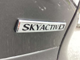 「SKYACTIV-D」の銘が光るクリーンディーゼルモデル。パワフルで余裕あるトルク感と優れた燃費性能を両立し、街乗りからロングドライブまで頼もしく上質な走りを提供してくれる存在です。