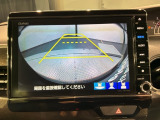 リバースギアに入れるだけで後方の表示へ切り替わります。夜間や雨の日の駐車も楽になりますよ。