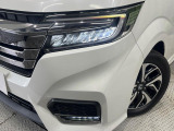 【LEDヘッドライト】悪天候や夜間走行時も良好な視界を確保し安心して運転できる高輝度LEDヘッドライトを装備!点灯速度が早く、消費電力も抑えられています。