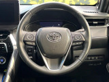 インテリアに合わせたデザインのステアリングは、運転される方のことも考え、運転しやすい形状、大きさです。是非一度、実際に触ってお確かめください。