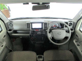 ■ベージュとグレーを基調としたデザインの運転席です。全体的に大きなキズ無く綺麗です。