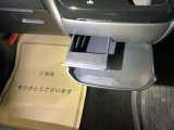 スライドセンタートレーは、運転席からも助手席からも自在に使えます。