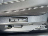 運転席シートは電動アジャストタイプ。メモリープリセット機能付きなのでご家族で運転交代される際も、ポジション調整の手間がかかりません。