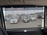日差しの強い時には、プライバシーガラスに加え、ロールサンシェイドが、あなたを守ります。