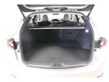 車体構造の見直しや、新型パワーリヤゲートの採用により、荷室幅および荷室開口部を拡大。サイズの大きな荷物の出し入れがしやすくなっております。