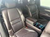 大切な友人を招きたくなる、落ち着きのある快適な後部座席です。A calm and cozy rear seat perfect for your friends.