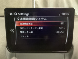 フォワードセンシングカメラで認識した交通標識をディスプレイに表示し、交通標識の見落とし防止を図り、安全運転を支援します。