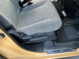 運転席シートリフター!ご自分の好きなシートポジションが取れるので運転が楽しくなりますし疲れにくいです。