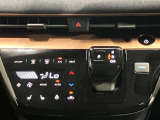 自然に手が届き操作性の良いシフトレバー!