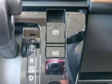 電動パーキングブレーキ装備!また、オートブレーキホールド機能もありますので、停車時ブレーキペダルから足を離してもブレーキ力を保持しているので動き出しません。(アクセルペダルを踏むと解除され発進します)