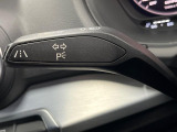 ●レーンキーピングアシスト:走行車線の逸脱を教えてくれる機能。走行時に、クルマが車線から外れていることをカメラが検知すると、ステアリングを微振動させてドライバーに警告します。