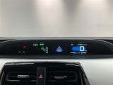 メーターが運転席から見やすいインパネ中央部に配置してるので走行中の視線移動が少なく快適です。