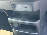 運転席と助手席の間にも小物が入る収納があります!