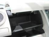 助手席側に ティッシュボックスがまるまる一つ入るボックスです
