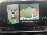 空から見下ろしているような視点で周囲を確認できるアラウンドビューモニター。駐車時にとても便利です。