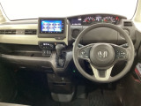 車内は光触媒抗菌消臭施工済です。インパネ周りはスタイリッシュなデザインです。グローブボックスやカップホルダーのほかにトレーなどたくさんの収納スペースが付いています。