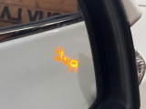 【ブラインドスポットモニター】走行中、ドアミラーの死角になりやすい箇所に後続車が接近するとサイドミラーのレンズに警告を表示!ドライバーに注意喚起をしてくれます。