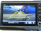 バック駐車が苦手な方や、初めてのお車で不安な方も安心。後方の映像をナビ画面に表示するため、周囲を確認しながらスムーズに駐車できます。
