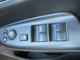 パワーウィンドウのスイッチ。運転席にいながら窓を開け閉めのコントロールできますよ。