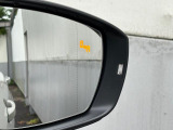 後側方の車両を検知し、ドライバーへ注意を促すレーンチェンジアシスト。