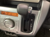 インパネシフトを採用しているので、前席の足元も広々としています。運転席と助手席の行き来もスムーズです!