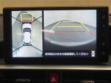 パノラミックビューモニター付きです。車両を上から見たような映像をディスプレイオーディオ画面に表示。運転席からの目視だけでは見にくい、車両周辺の状況をリアルタイムでしっかり確認できます。