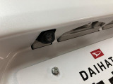 車輌の前後左右に搭載した4つのカメラから取り込んだ画像を合成し、くるまを真上からみているような映像を表示。運転席から確認しにくい車輌周囲の状況を把握できまよ ♪