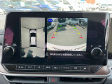 【アラウンドビューモニター】周囲を見渡せる映像で、スムースな駐車をサポートします