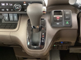 シフトはインパネシフト、パーキングブレーキは電子制御なので運転席と助手席の間はすっきりしています。