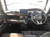 【インパネ全体】手が届きやすく、どなたでも運転しやすいです。シンプルで使いやすい設計になっています!