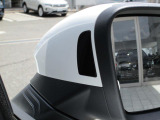 【ブラインドスポットモニター】左右斜め後ろを平行して走る車を認識し、車線変更の際に危険を察知するとドライバーへ警告を促します。夜雨トンネル内など走行時の環境が悪い時ほど便りになる安全装置です。