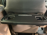 前席背面の格納式のテーブルは後部座席での食事や、スマホ・タブレットでの動画視聴などさまざまな用途で活躍します。