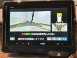 リバースギアに入れるだけで後方の表示へ切り替わります。夜間や雨の日の駐車も楽になりますよ。