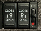 【両側パワースライドドア】両側がパワースライドドアになっており、運転席のスイッチやスマートキーでも開閉が可能です!開口部も広いので乗り降りも楽々♪