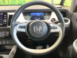 インテリアに合わせたデザインのステアリングは、運転される方のことも考え、運転しやすい形状、大きさです。是非一度、実際に触ってお確かめください。