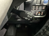 クルーズコントロール機能が付いています。 速度を設定するとアクセルを踏まなくても一定の速度で走ることができます。  高速道路ではとても便利な装置なんです。