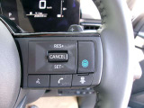 プロパイロット搭載!セレナがアクセル、ブレーキを自動でコントロールして前のクルマとの車間距離を保つ手助けをします。